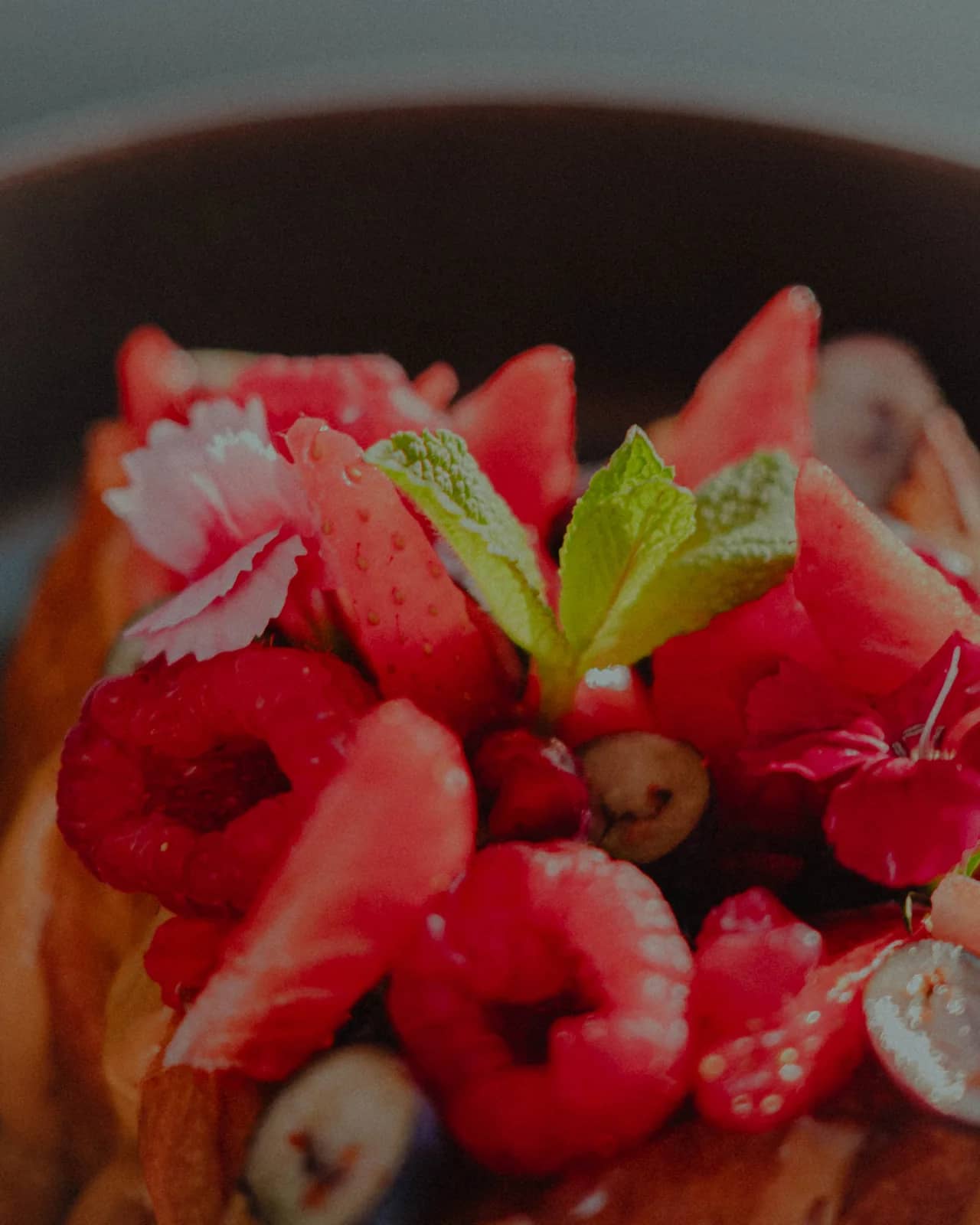Dessert aux fraises et framboises fraîches