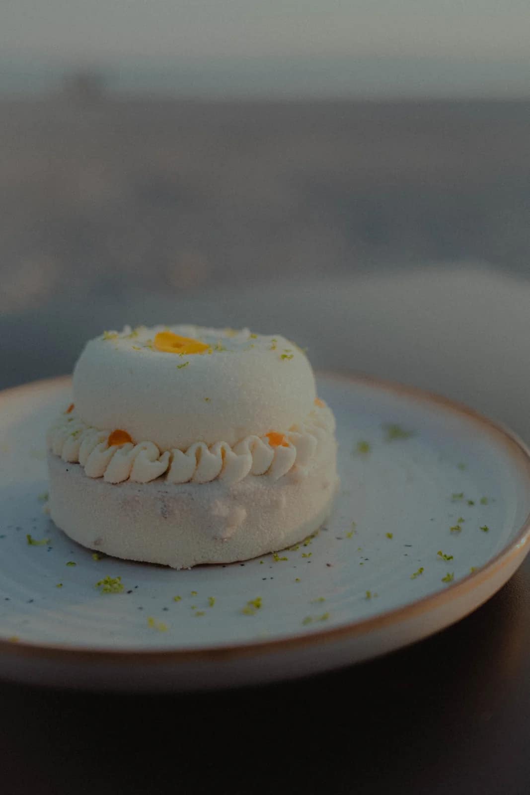 Entremets glacé blanc à la chantilly, face à la mer au crépuscule